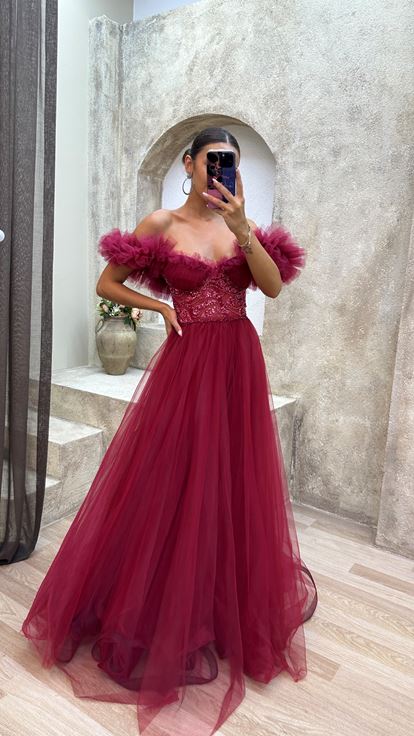 Vestido de noche de tul bordado en el pecho con detalle de hombros fucsia