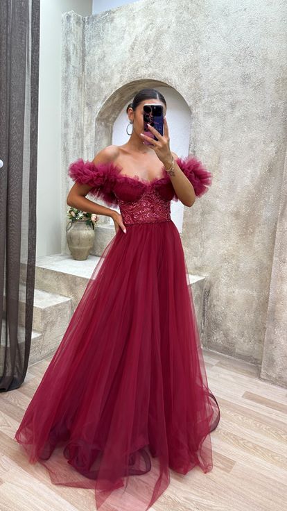 Vestido de noche de tul bordado en el pecho con detalle de hombros fucsia