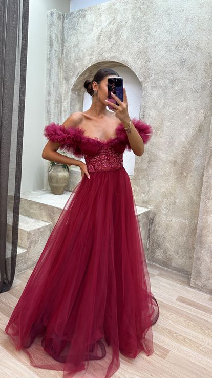Vestido de noche de tul bordado en el pecho con detalle de hombros fucsia