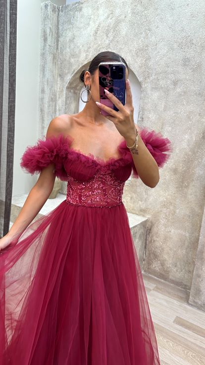 Vestido de noche de tul bordado en el pecho con detalle de hombros fucsia