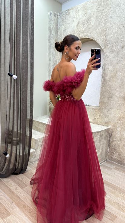 Vestido de noche de tul bordado en el pecho con detalle de hombros fucsia