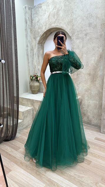 Vestido de noche de tul con detalle de plumas en el hombro con manga globo esmeralda