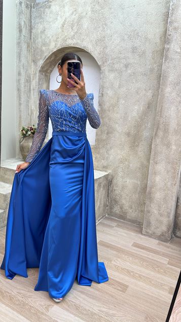 Vestido de noche de raso bordado con detalle de pecho azul