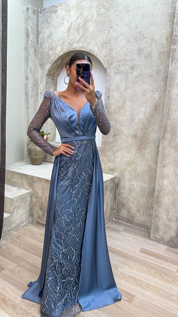 Vestido de noche de raso bordado plisado en el pecho índigo