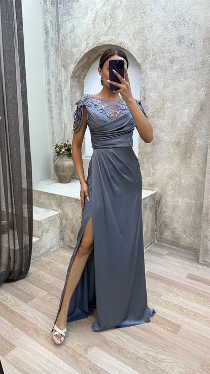 فستان سهرة من الساتان مطرز على الصدر باللون الرمادي