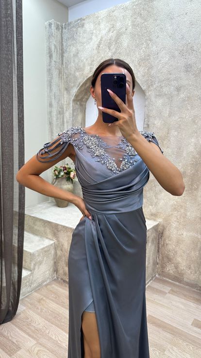 فستان سهرة من الساتان مطرز على الصدر باللون الرمادي