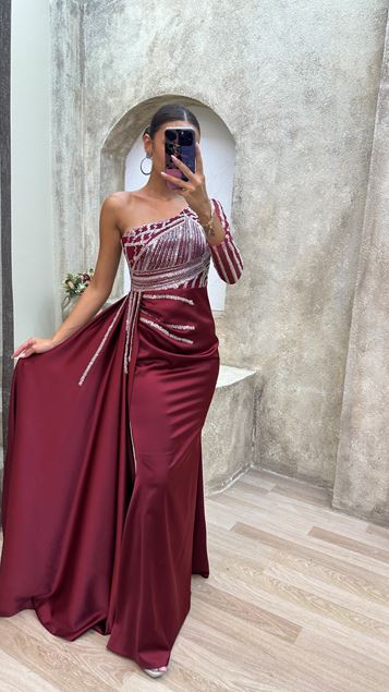 Burgunderrotes One-Shoulder-Abendkleid aus besticktem Satin