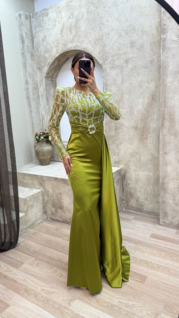 Vestido de noche de raso bordado con detalle de pecho amarillo