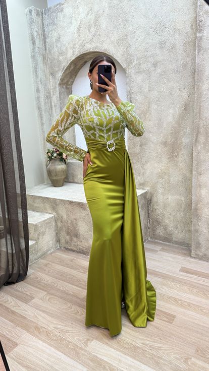 Abito da sera giallo in raso con dettaglio ricamato sul busto 