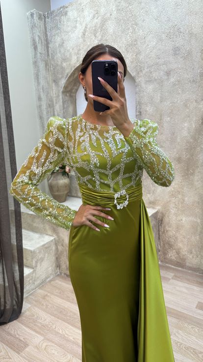 Abito da sera giallo in raso con dettaglio ricamato sul busto 