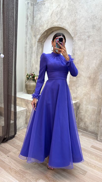 فستان سهرة من التول مزين بتفاصيل خصر بلون الليلك وكتفين مبطنتين وحجاب 