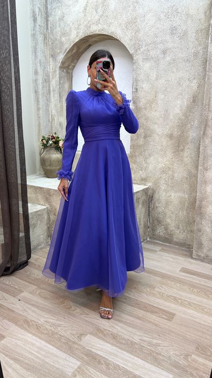 فستان سهرة من التول مزين بتفاصيل خصر بلون الليلك وكتفين مبطنتين وحجاب 