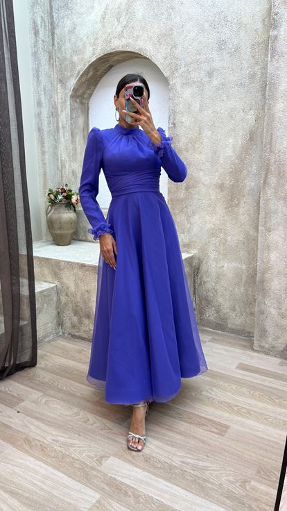 فستان سهرة من التول مزين بتفاصيل خصر بلون الليلك وكتفين مبطنتين وحجاب 