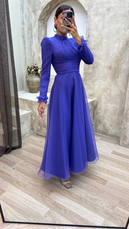 فستان سهرة من التول مزين بتفاصيل خصر بلون الليلك وكتفين مبطنتين وحجاب 