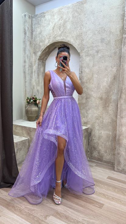 فستان أرجواني بتفاصيل تطريز على الصدر