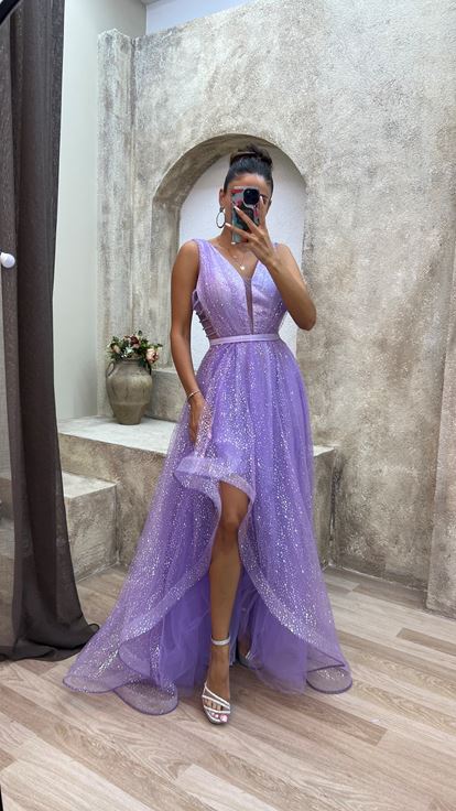 فستان أرجواني بتفاصيل تطريز على الصدر