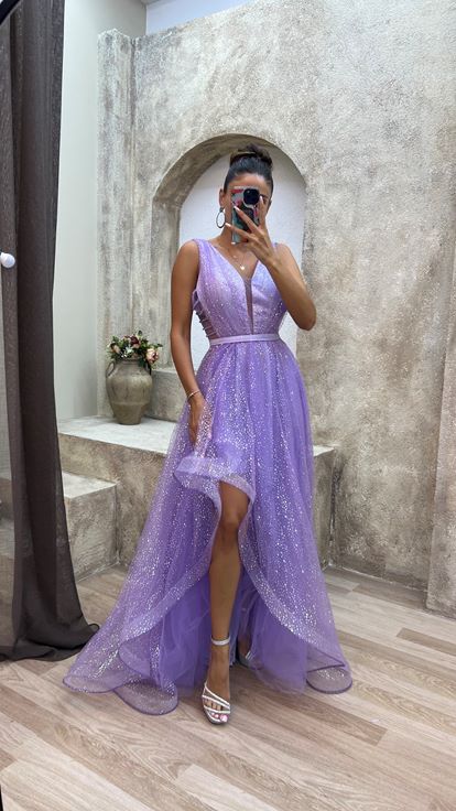 فستان أرجواني بتفاصيل تطريز على الصدر