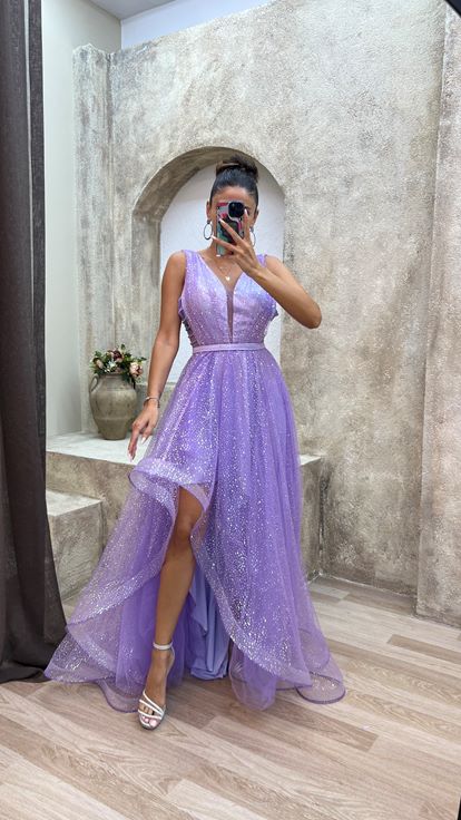 فستان أرجواني بتفاصيل تطريز على الصدر