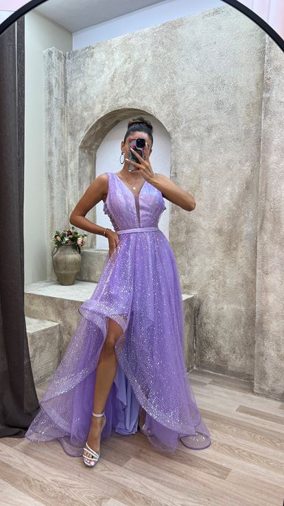 فستان أرجواني بتفاصيل تطريز على الصدر