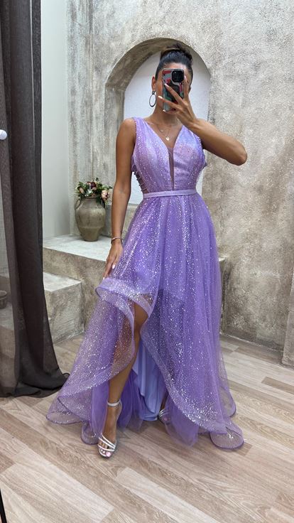 فستان أرجواني بتفاصيل تطريز على الصدر