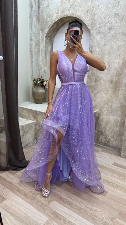 فستان أرجواني بتفاصيل تطريز على الصدر