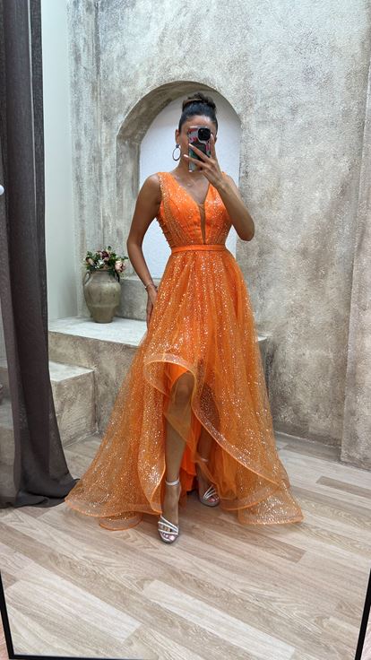 فستان برتقالي بتفاصيل مطرزة على الصدر