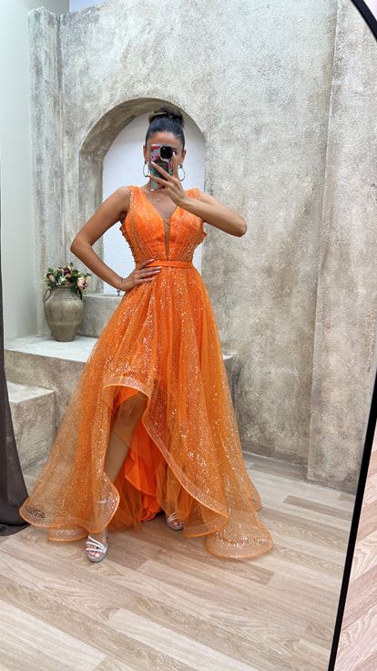 فستان برتقالي بتفاصيل مطرزة على الصدر