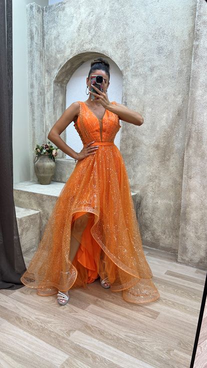 فستان برتقالي بتفاصيل مطرزة على الصدر
