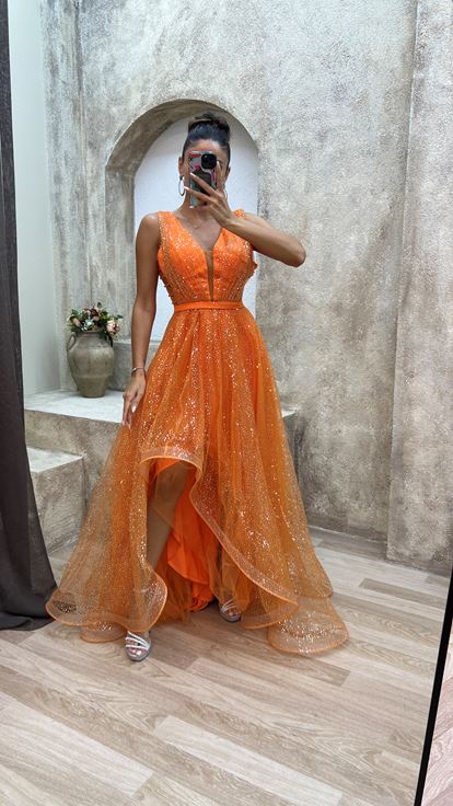 فستان برتقالي بتفاصيل مطرزة على الصدر