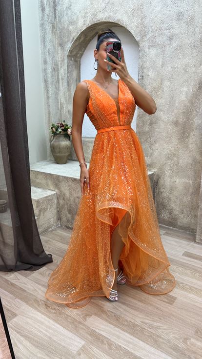 فستان برتقالي بتفاصيل مطرزة على الصدر