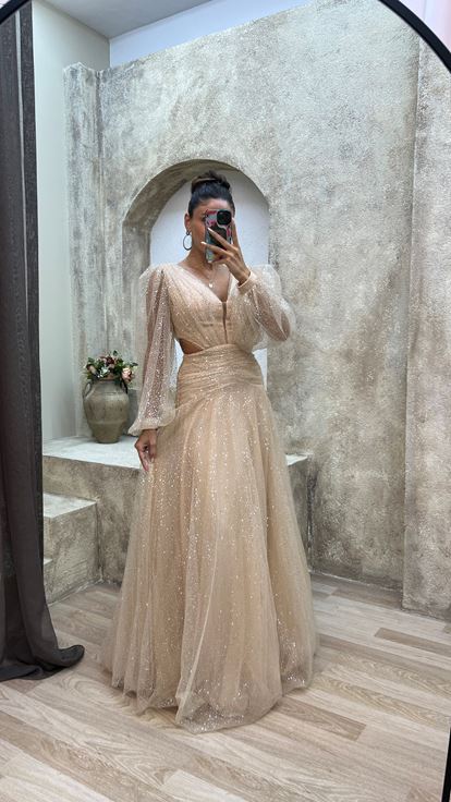 Vestido de noche beige con cuello en V y detalle de cintura con manga globo