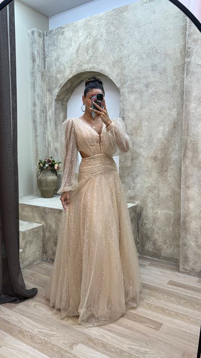 Vestido de noche beige con cuello en V y detalle de cintura con manga globo