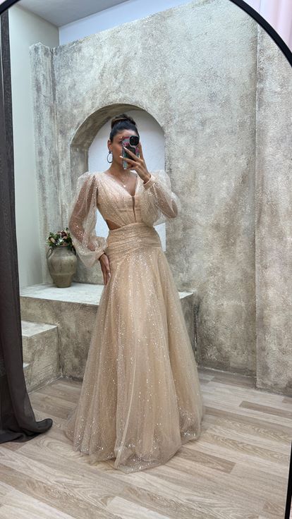 Vestido de noche beige con cuello en V y detalle de cintura con manga globo