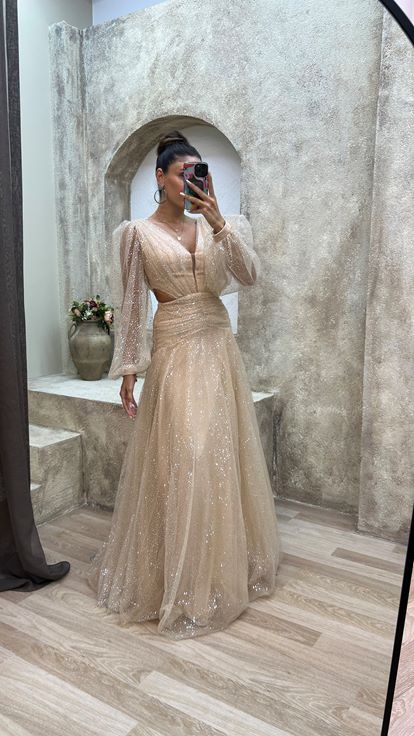 Vestido de noche beige con cuello en V y detalle de cintura con manga globo