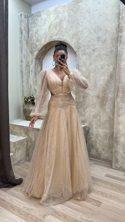Vestido de noche beige con cuello en V y detalle de cintura con manga globo