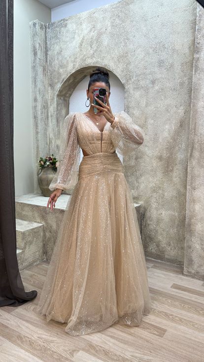 Vestido de noche beige con cuello en V y detalle de cintura con manga globo
