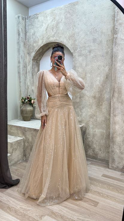 Vestido de noche beige con cuello en V y detalle de cintura con manga globo
