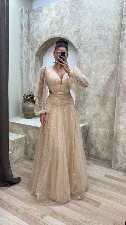 Vestido de noche beige con cuello en V y detalle de cintura con manga globo