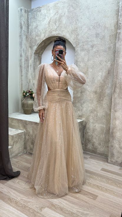 Vestido de noche beige con cuello en V y detalle de cintura con manga globo