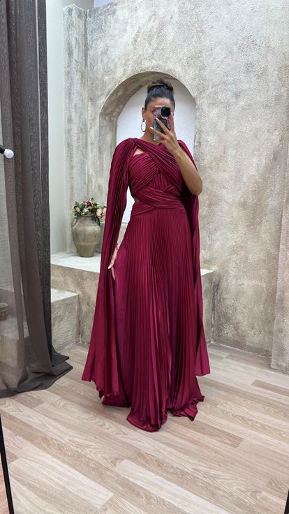 Vestido de noche plisado de satén con detalle de cruz burdeos