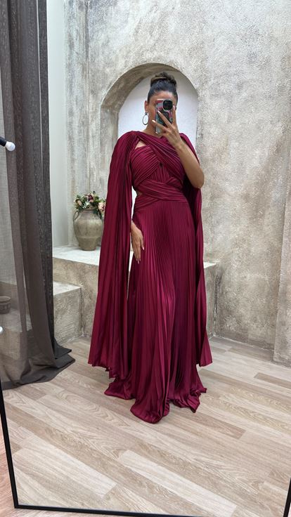 Vestido de noche plisado de satén con detalle de cruz burdeos