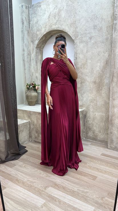 Vestido de noche plisado de satén con detalle de cruz burdeos