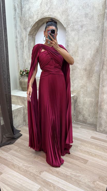 Vestido de noche plisado de satén con detalle de cruz burdeos