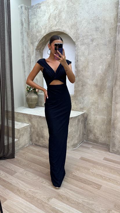 Robe noire à une épaule et à la taille