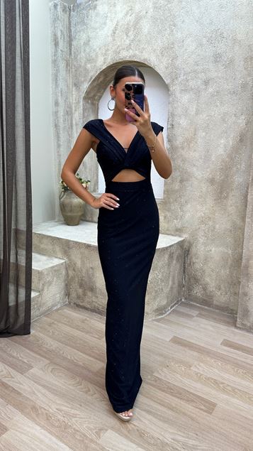 Vestido negro con detalle de cintura de un solo hombro