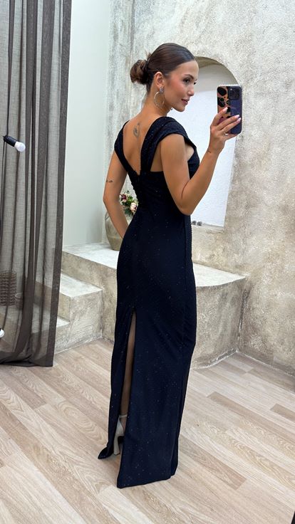 Robe noire à une épaule et à la taille