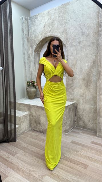 Vestido amarillo con detalle de cintura de un hombro