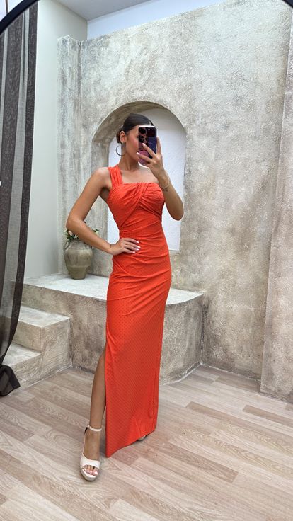 Vestido naranja con detalle en la cintura