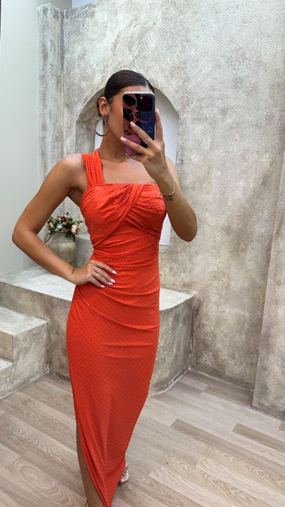 Vestido naranja con detalle en la cintura