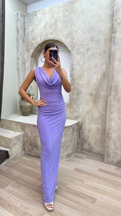 فستان سهرة بلون الليلك بتفاصيل صدرية بأشرطة